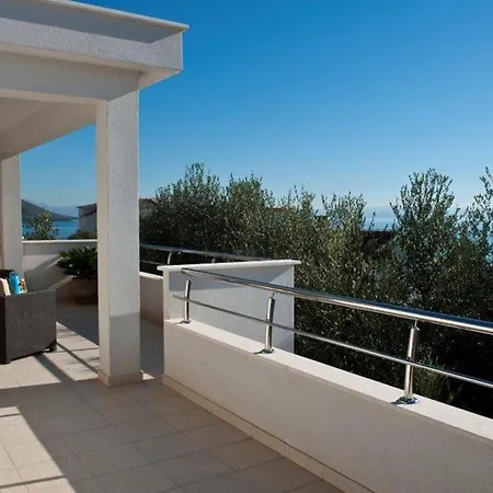 Holiday home Front In Okrug Gornji