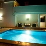 Front In Okrug Gornji Holiday home *